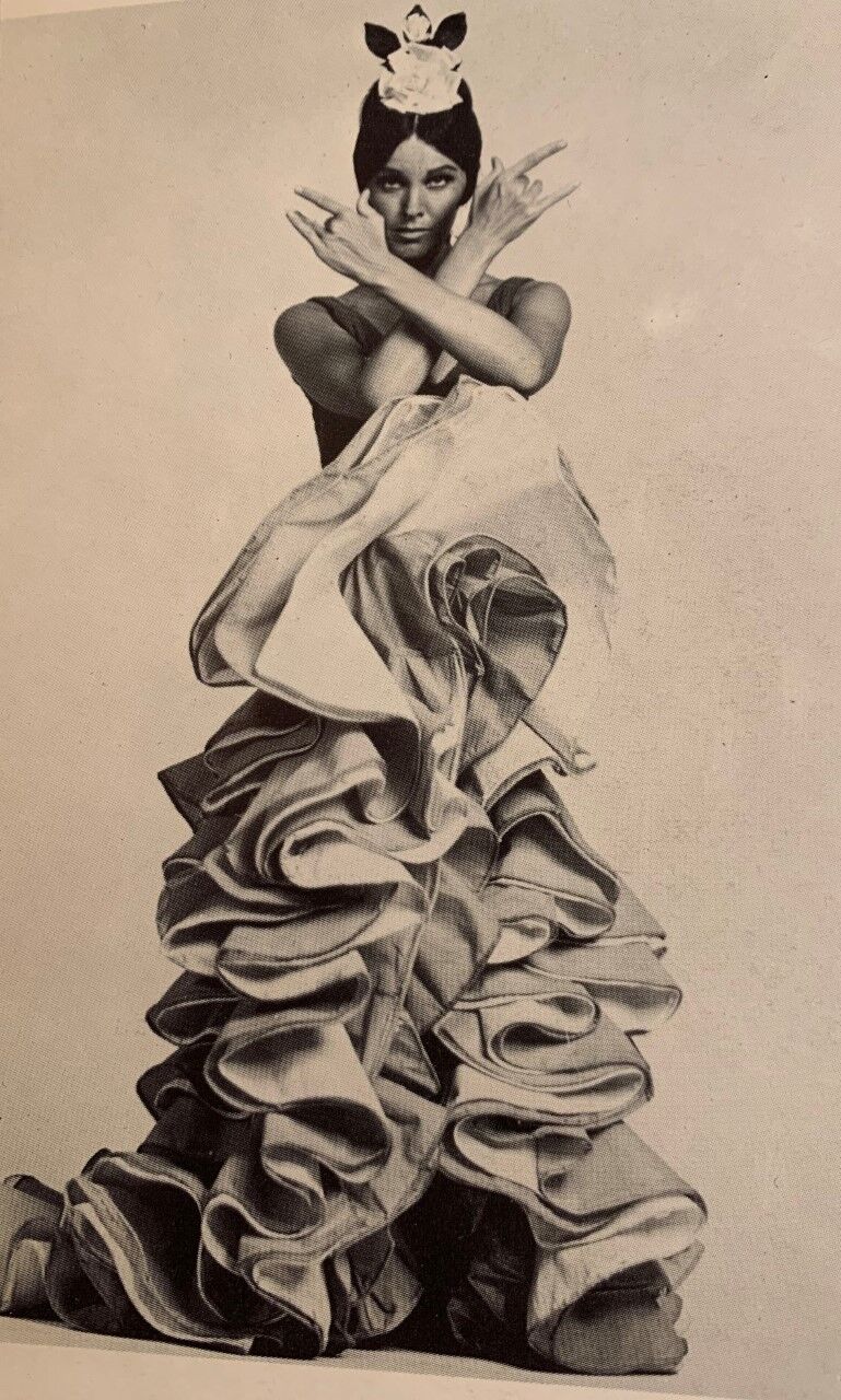 Antonia in bata de cola